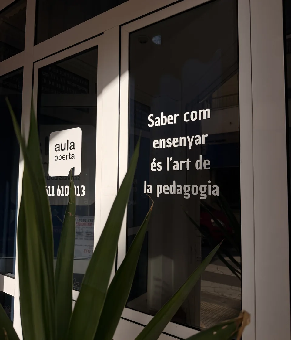 Detalle del aula y su mensaje sobre la enseñanza