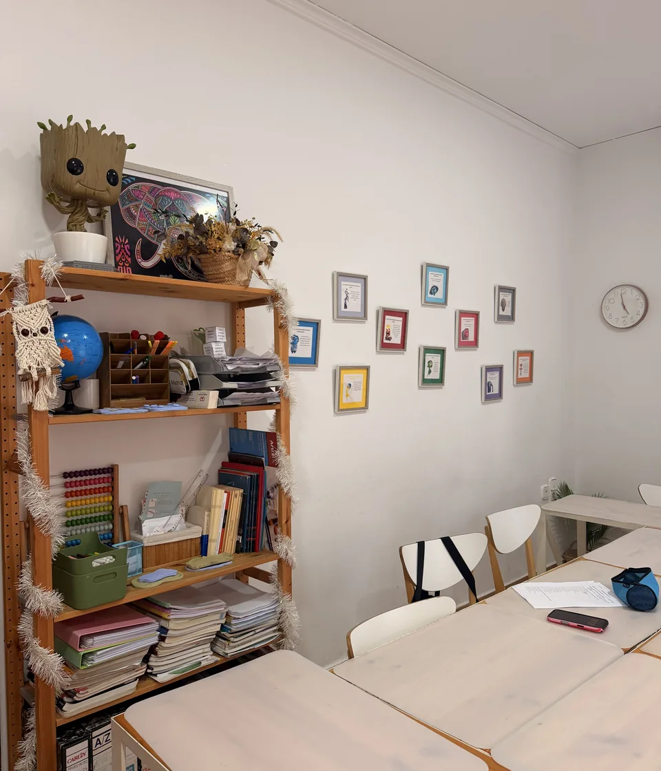 Mesa y materiales de estudio dentro de Aula Oberta